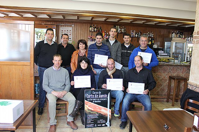 Se clausura el curso de iniciacin al corte de jamn organizado por la Concejala de Comercio y la Asociacin de Hosteleros de Totana - 40