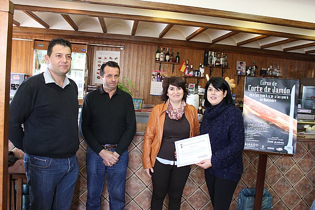 Se clausura el curso de iniciacin al corte de jamn organizado por la Concejala de Comercio y la Asociacin de Hosteleros de Totana - 39