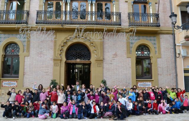 Cerca de un centenar de escolares visitan el Ayuntamiento de Águilas con motivo del Día de la Constitución - 1, Foto 1