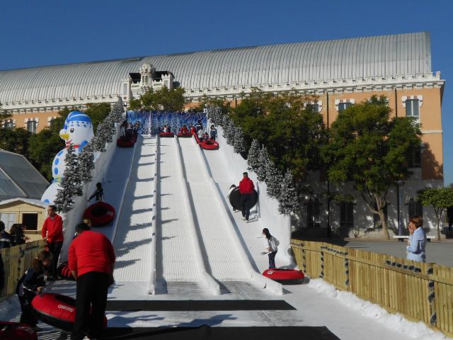 Pista de hielo y tobogán con trineos en el Cuartel de Artillería - 1, Foto 1