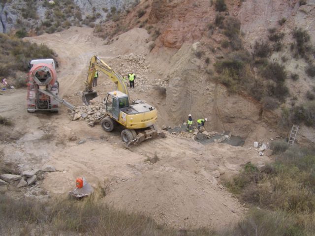 La CHS construye dos diques para evitar el aterramiento de un drenaje bajo la N-340, en Lorca - 1, Foto 1