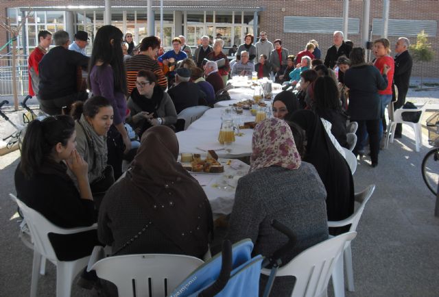 Un desayuno de celebración entre los voluntarios y los usuarios del servicio torreño - 1, Foto 1