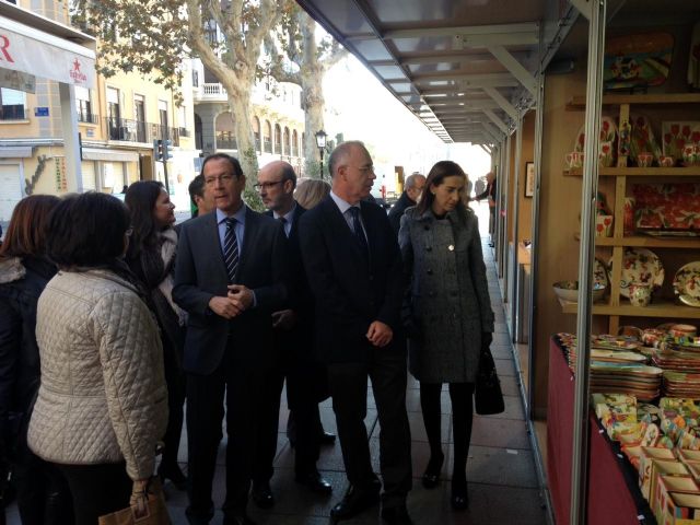 El Alcalde Cámara inaugura la XXIX Muestra de Navidad que reúne a 67 artesanos de varios municipios en Alfonso X - 1, Foto 1