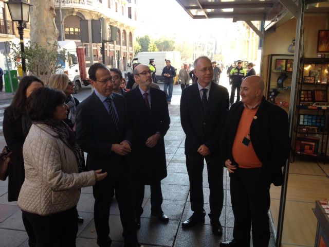 El Alcalde Cámara inaugura la XXIX Muestra de Navidad que reúne a 67 artesanos de varios municipios en Alfonso X - 2, Foto 2