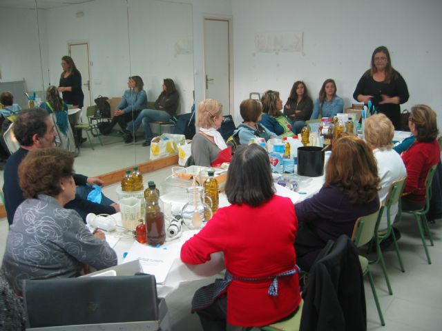 El Banco del Tiempo celebró sus talleres  sobre autoestima y elaboración de jabones - 2, Foto 2