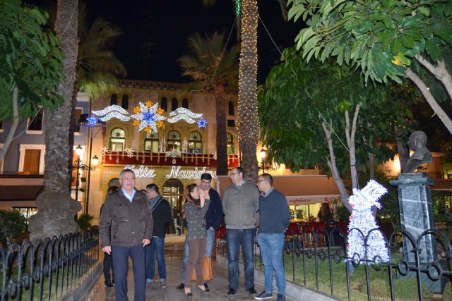 El alumbrado navideño ya luce en las principales calles de Águilas - 1, Foto 1