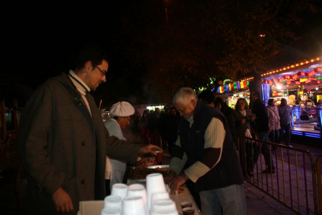 La Asociación de Feriantes celebra una gran chocolatada con motivo del 25 aniversario del recinto ferial de Totana, Foto 2