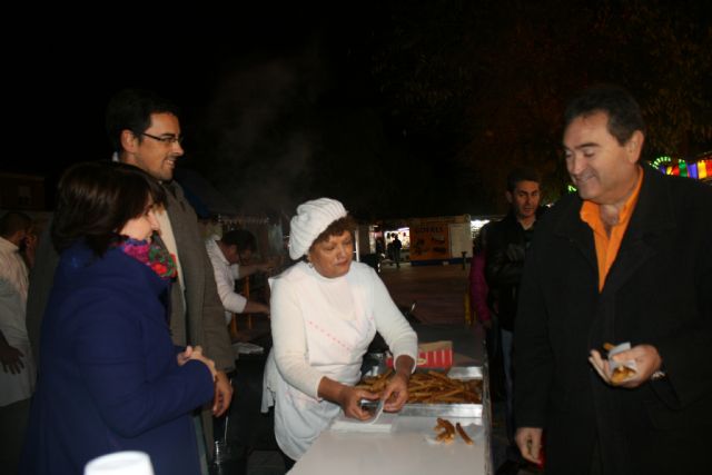La Asociación de Feriantes celebra una gran chocolatada con motivo del 25 aniversario del recinto ferial de Totana, Foto 3