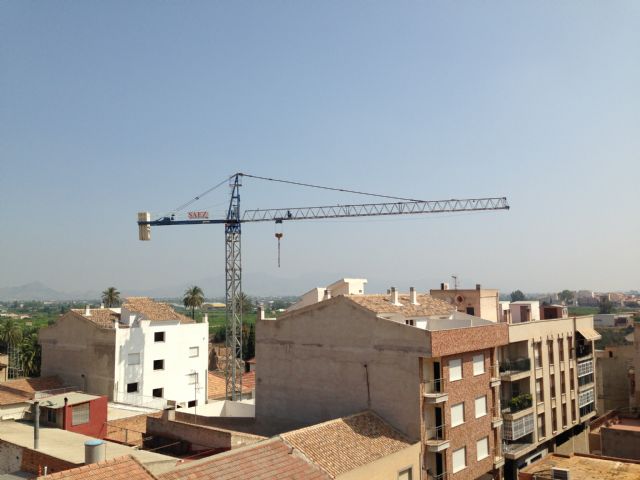 El PSOE pide al Gobierno local que ordene retirar las cuatro grúas que continúan instaladas en obras inacabadas en El Secano - 1, Foto 1
