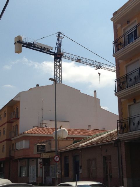 El PSOE pide al Gobierno local que ordene retirar las cuatro grúas que continúan instaladas en obras inacabadas en El Secano - 3, Foto 3