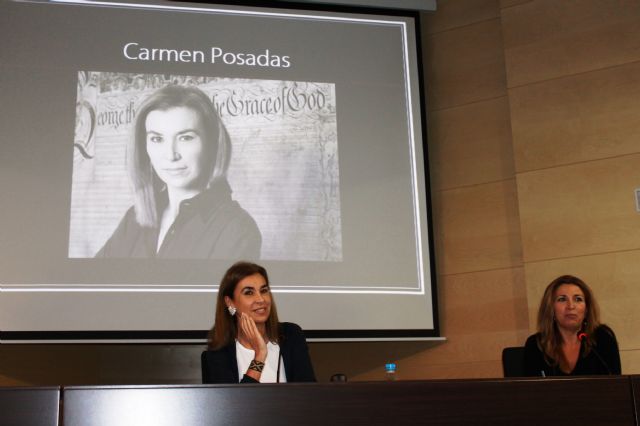 Carmen Posadas fascina a sus lectores en el acto central del 50 aniversario de la biblioteca Gómez Jordana - 2, Foto 2
