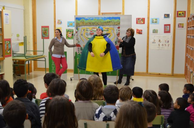 Un contenedor muy especial sorprende a los niños en las aulas de los colegios de San Javier - 1, Foto 1