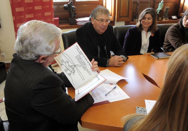 La Universidad de Murcia entrega fondos por venta de libro infantil para la reconstrucción de Lorca - 1, Foto 1