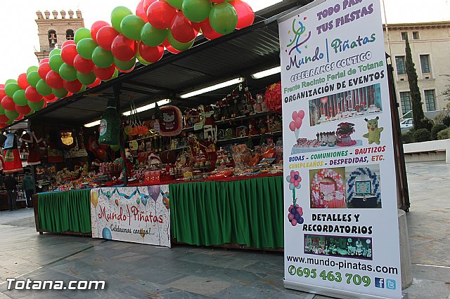 Varios expositores conforman la I Feria de Navidad, instalada en la Plaza de la Balsa Vieja - 3