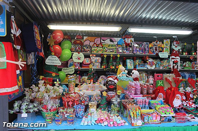 Varios expositores conforman la I Feria de Navidad, instalada en la Plaza de la Balsa Vieja - 5