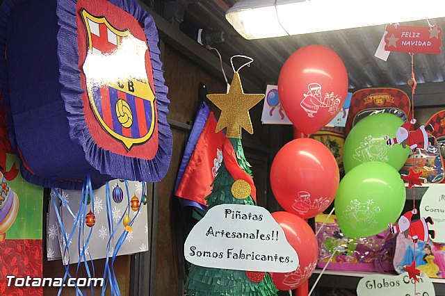 Varios expositores conforman la I Feria de Navidad, instalada en la Plaza de la Balsa Vieja - 6