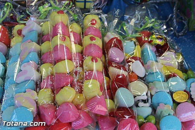 Varios expositores conforman la I Feria de Navidad, instalada en la Plaza de la Balsa Vieja - 9