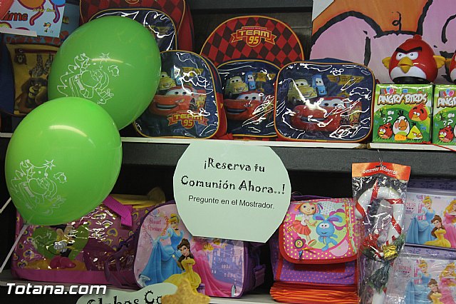 Varios expositores conforman la I Feria de Navidad, instalada en la Plaza de la Balsa Vieja - 12