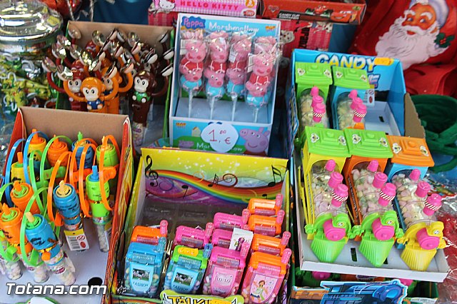 Varios expositores conforman la I Feria de Navidad, instalada en la Plaza de la Balsa Vieja - 14