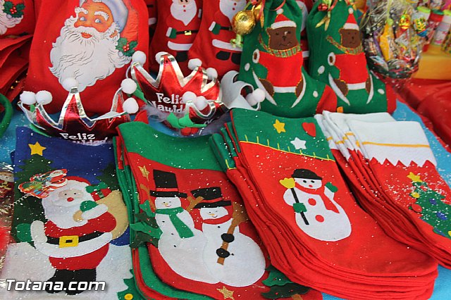 Varios expositores conforman la I Feria de Navidad, instalada en la Plaza de la Balsa Vieja - 15