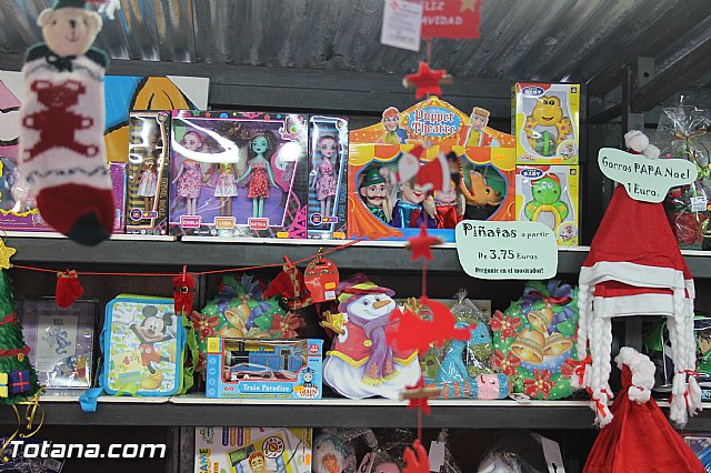 Varios expositores conforman la I Feria de Navidad, instalada en la Plaza de la Balsa Vieja - 16