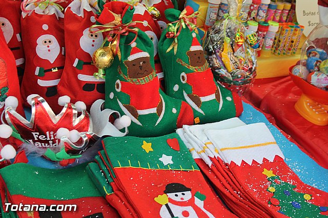 Varios expositores conforman la I Feria de Navidad, instalada en la Plaza de la Balsa Vieja - 18