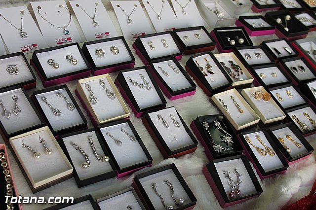 Varios expositores conforman la I Feria de Navidad, instalada en la Plaza de la Balsa Vieja - 31