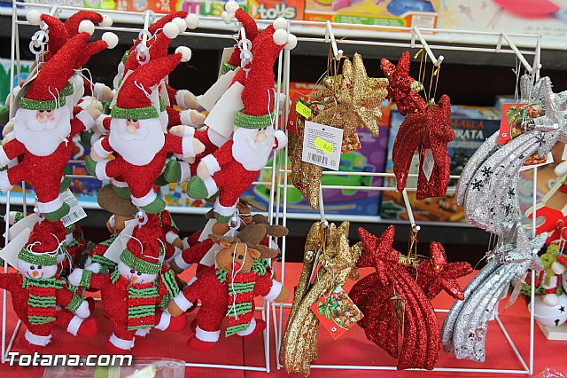 Varios expositores conforman la I Feria de Navidad, instalada en la Plaza de la Balsa Vieja - 37