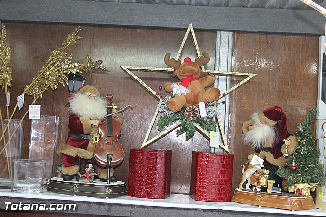 Varios expositores conforman la I Feria de Navidad, instalada en la Plaza de la Balsa Vieja - 39