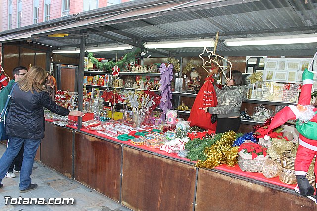 Varios expositores conforman la I Feria de Navidad, instalada en la Plaza de la Balsa Vieja - 41