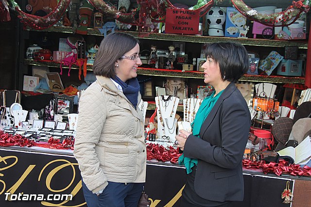 Varios expositores conforman la I Feria de Navidad, instalada en la Plaza de la Balsa Vieja - 42