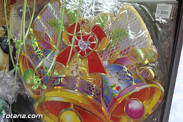 Varios expositores conforman la I Feria de Navidad, instalada en la Plaza de la Balsa Vieja - 46