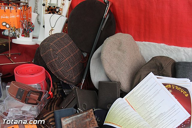 Varios expositores conforman la I Feria de Navidad, instalada en la Plaza de la Balsa Vieja - 47