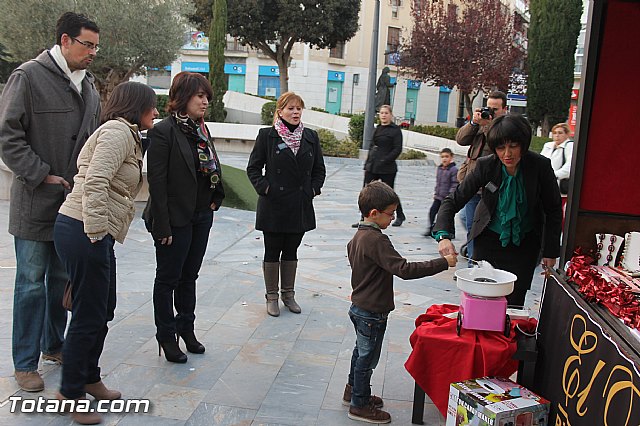 Varios expositores conforman la I Feria de Navidad, instalada en la Plaza de la Balsa Vieja - 49