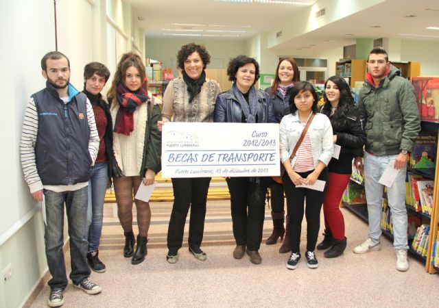 El Ayuntamiento entrega becas para transporte escolar a estudiantes lumbrerenses - 1, Foto 1