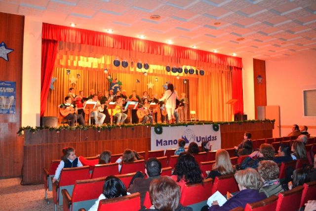 The V gangs Christmas pageant to benefit "Manos Unidas" brings numerous public, Foto 1