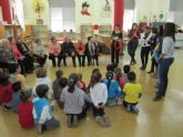 Pequeños y mayores se citan en la biblioteca