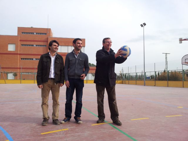 El Ayuntamiento de Lorca remodela la pista deportiva del Ramón Arcas y se arreglarán las de los colegios Andrés García Soler, José Robles y San José - 1, Foto 1