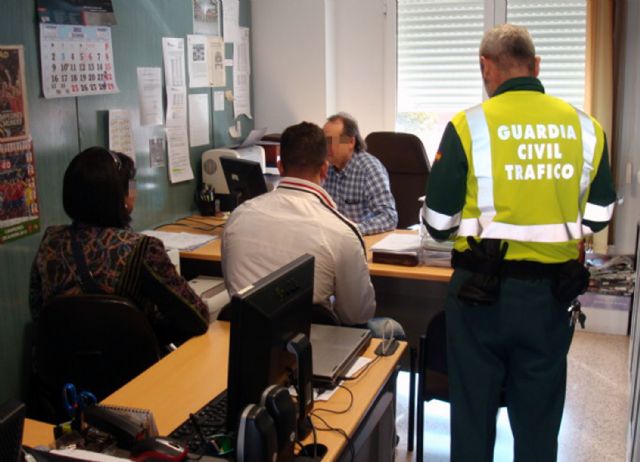 La Guardia Civil detiene a un conductor por carecer de permiso de conducción y simulación de delito - 1, Foto 1