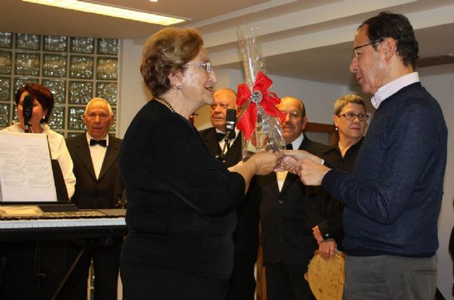 El Alcalde acude al encuentro de Navidad con las asociaciones y vecinos de El Carmen - 1, Foto 1