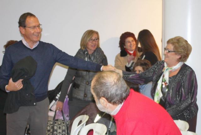 El Alcalde acude al encuentro de Navidad con las asociaciones y vecinos de El Carmen - 4, Foto 4