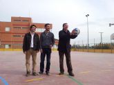 El Ayuntamiento de Lorca remodela la pista deportiva del Ramón Arcas y se arreglarán las de los colegios Andrés García Soler, José Robles y San José