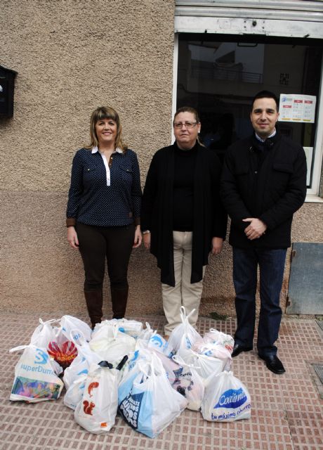 La asociación de mujeres Isabel González torreña recoge alimentos y juguetes para Cáritas - 1, Foto 1