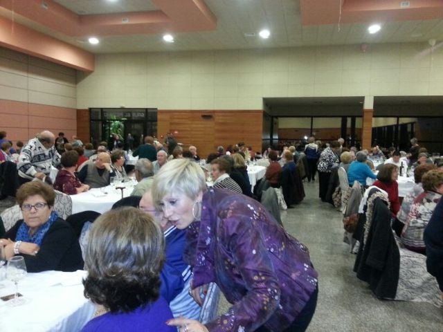 Unas 200 personas mayores de Archena asistieron a la comida de convivencia tradicional de la Navidad - 1, Foto 1