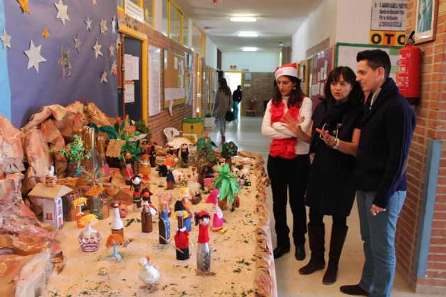 El colegio Alcolea Lacal de Archena expone, un año más, su original Belén elaborado con objetos de vidrio - 1, Foto 1
