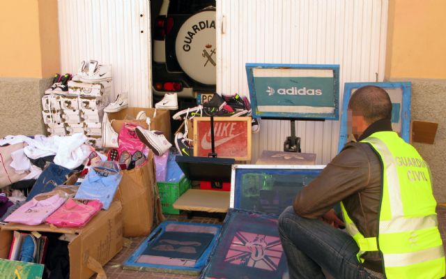 La Guardia Civil desmantela en Águilas un taller clandestino de falsificación de ropa y calzado - 1, Foto 1