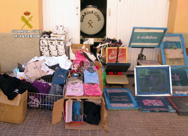 La Guardia Civil desmantela en Águilas un taller clandestino de falsificación de ropa y calzado - 2, Foto 2