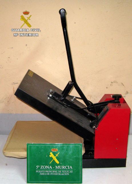 La Guardia Civil desmantela en Águilas un taller clandestino de falsificación de ropa y calzado - 3, Foto 3