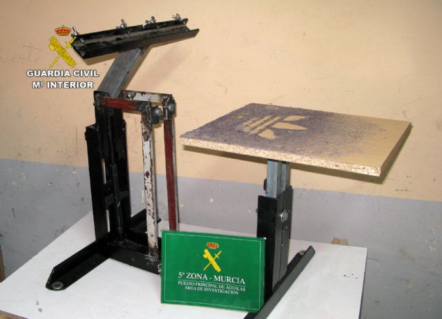 La Guardia Civil desmantela en Águilas un taller clandestino de falsificación de ropa y calzado - 4, Foto 4