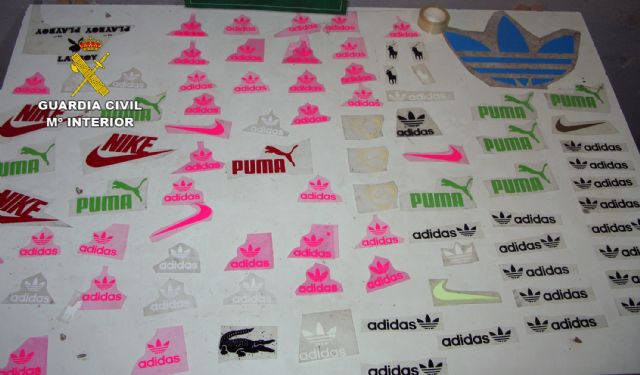 La Guardia Civil desmantela en Águilas un taller clandestino de falsificación de ropa y calzado - 5, Foto 5